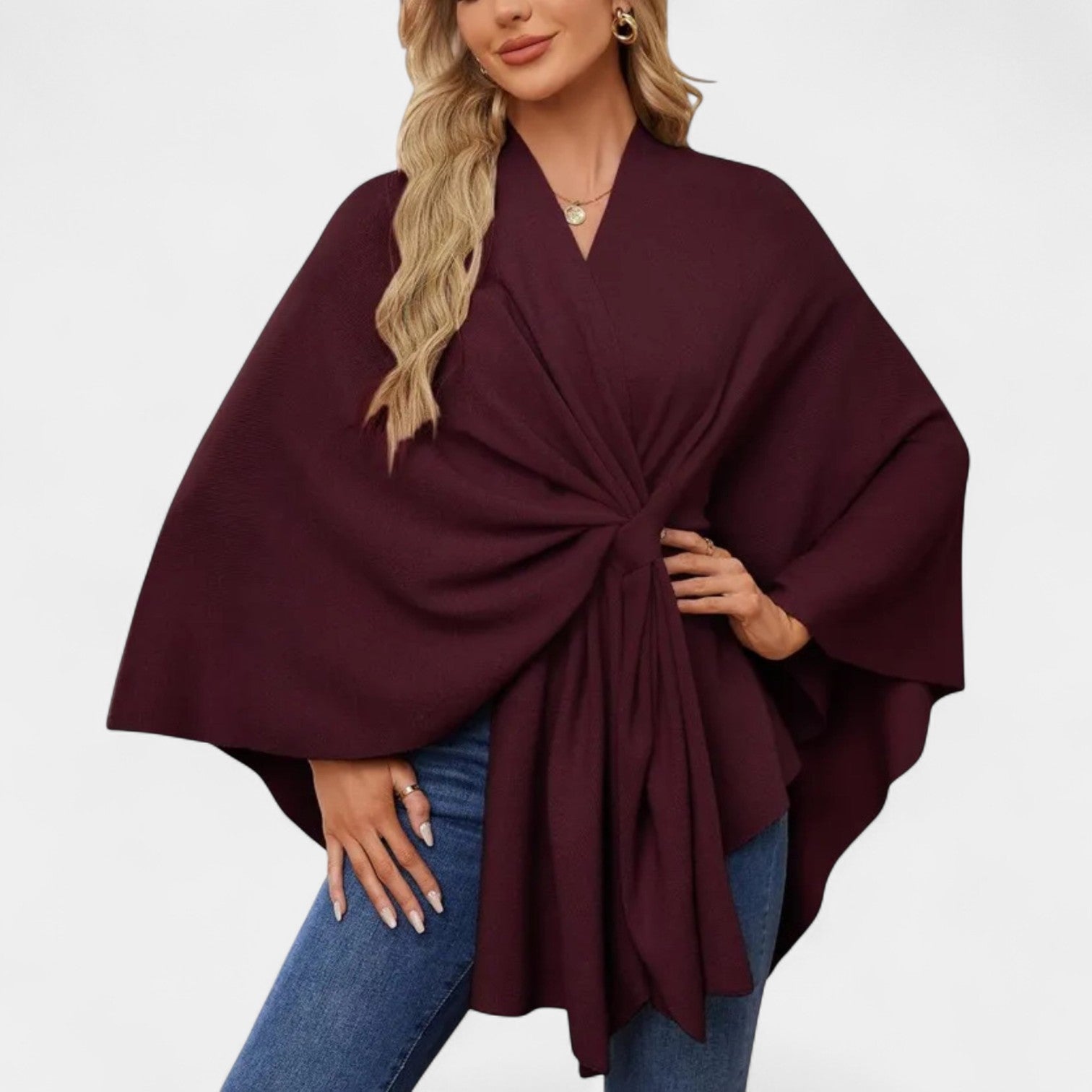 Daniela – Elegantti hulmuava ponchoneule solmulla