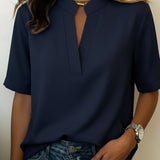 Margaux | Chic Blouse V-kauluksella ja Kultaisella Yksityiskohdalla