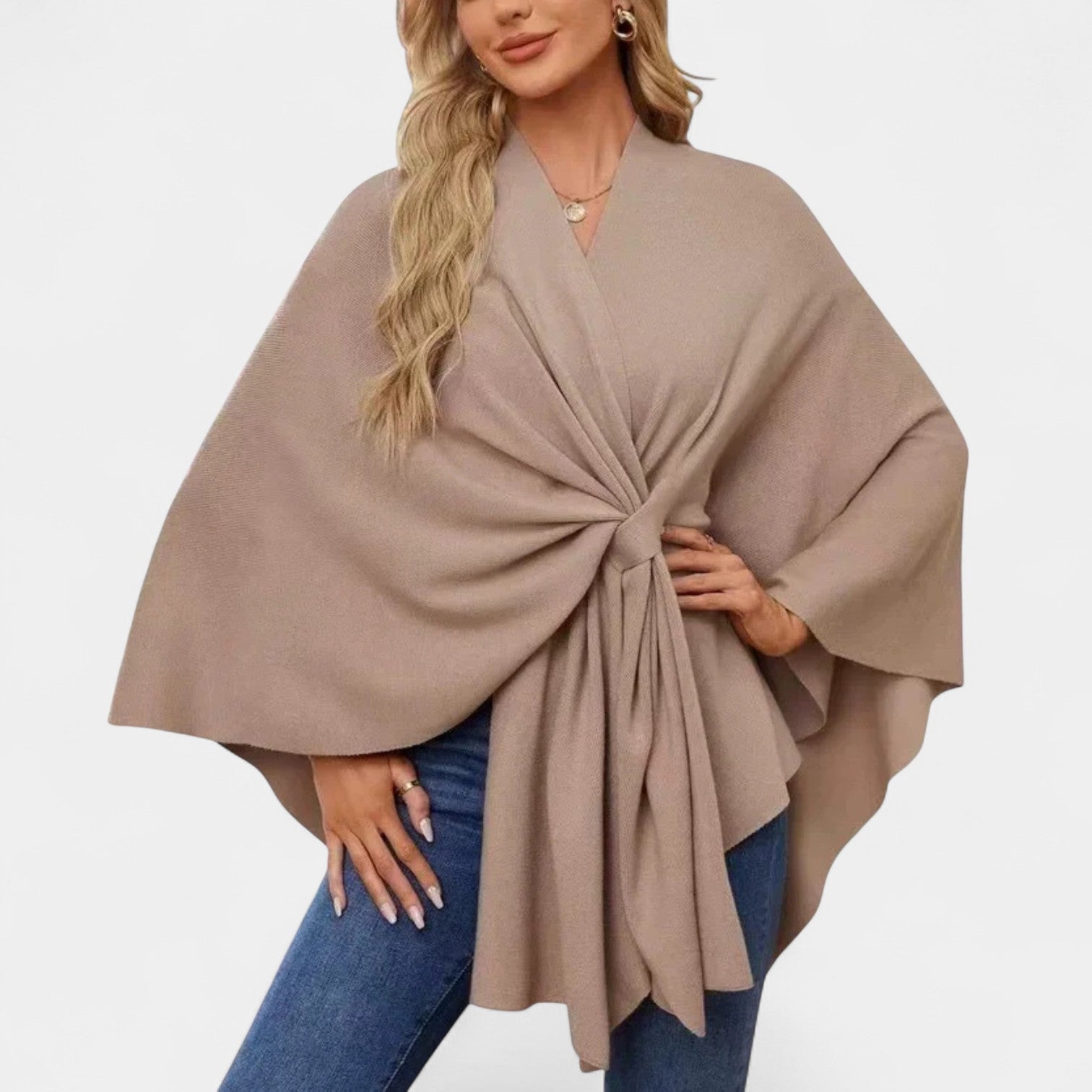 Daniela – Elegantti hulmuava ponchoneule solmulla