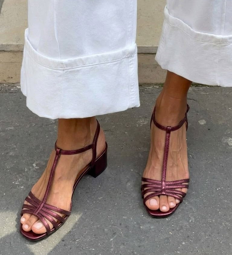 Allegra | Kultaiset sandaalit jokapäiväiseen eleganssiin