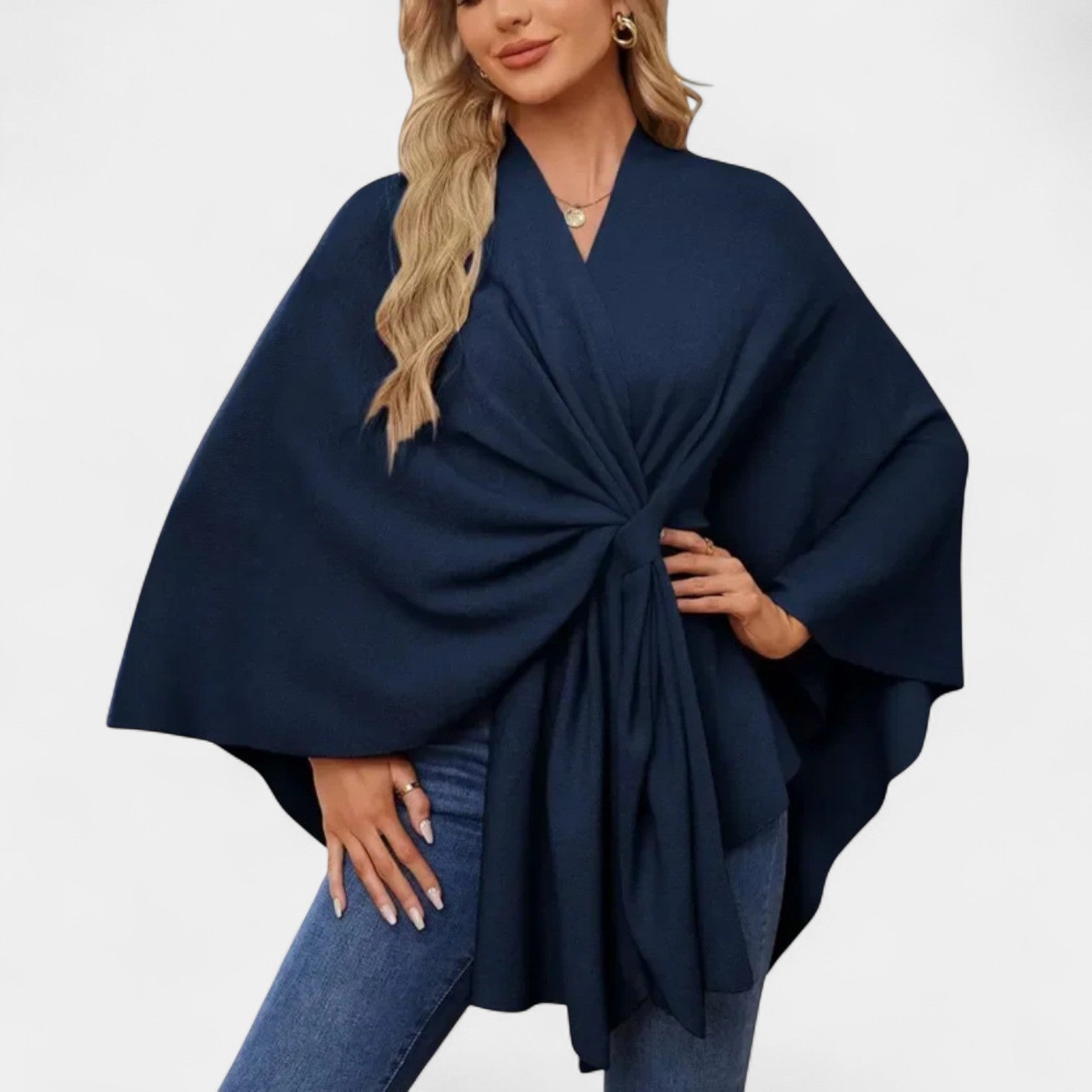 Daniela – Elegantti hulmuava ponchoneule solmulla