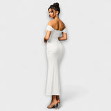Ione - Olkapäät paljaana oleva bodycon-mekko röyhelöllä