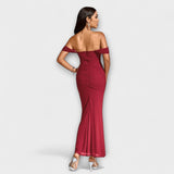 Ione - Olkapäät paljaana oleva bodycon-mekko röyhelöllä