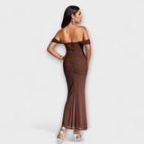 Ione - Olkapäät paljaana oleva bodycon-mekko röyhelöllä