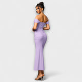Ione - Olkapäät paljaana oleva bodycon-mekko röyhelöllä