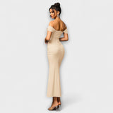Ione - Olkapäät paljaana oleva bodycon-mekko röyhelöllä