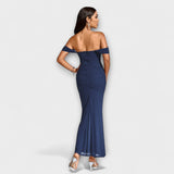 Ione - Bodycon suknelė su atvirais pečiais ir raukiniais
