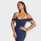 Ione - Olkapäät paljaana oleva bodycon-mekko röyhelöllä