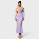 Ione - Olkapäät paljaana oleva bodycon-mekko röyhelöllä