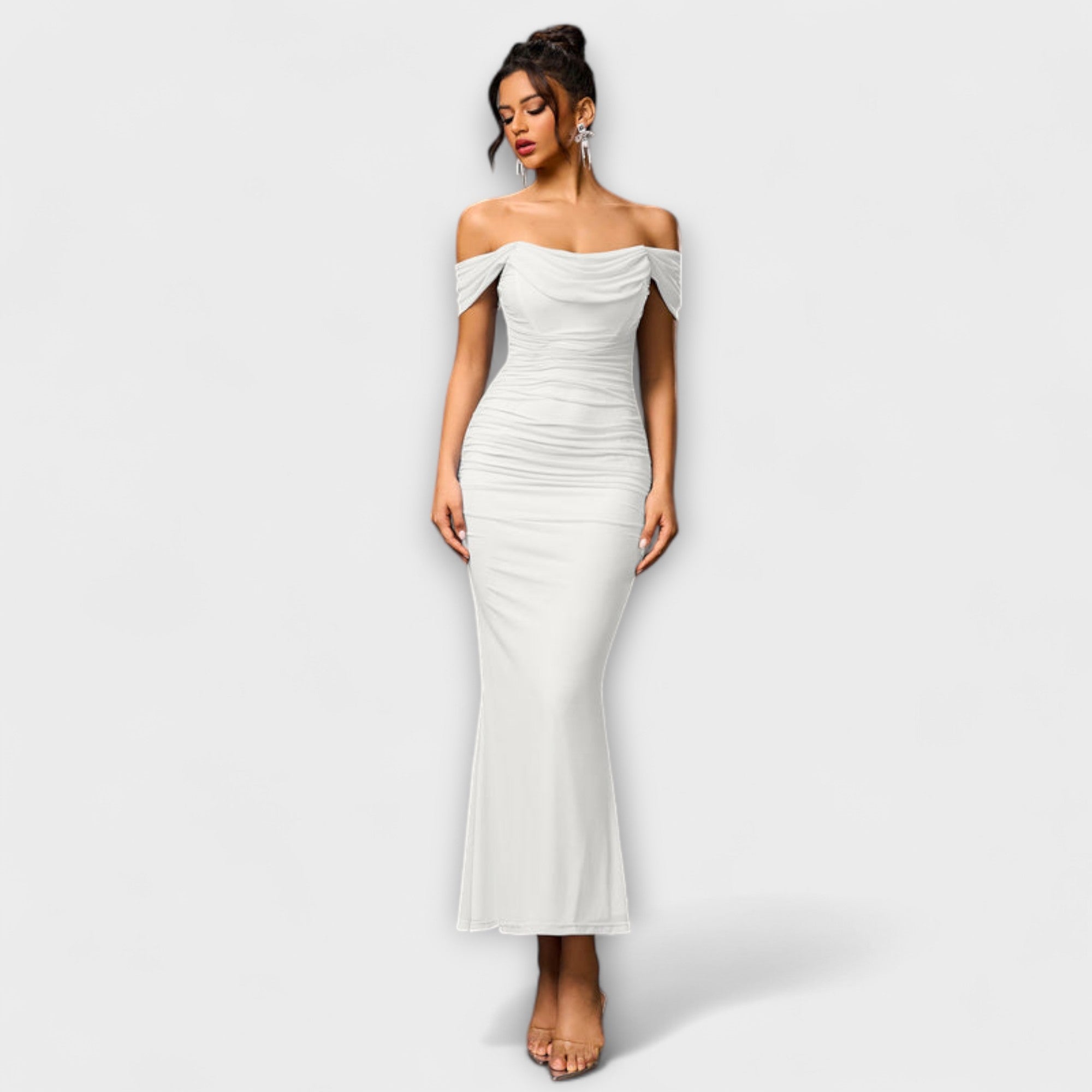 Ione - Olkapäät paljaana oleva bodycon-mekko röyhelöllä