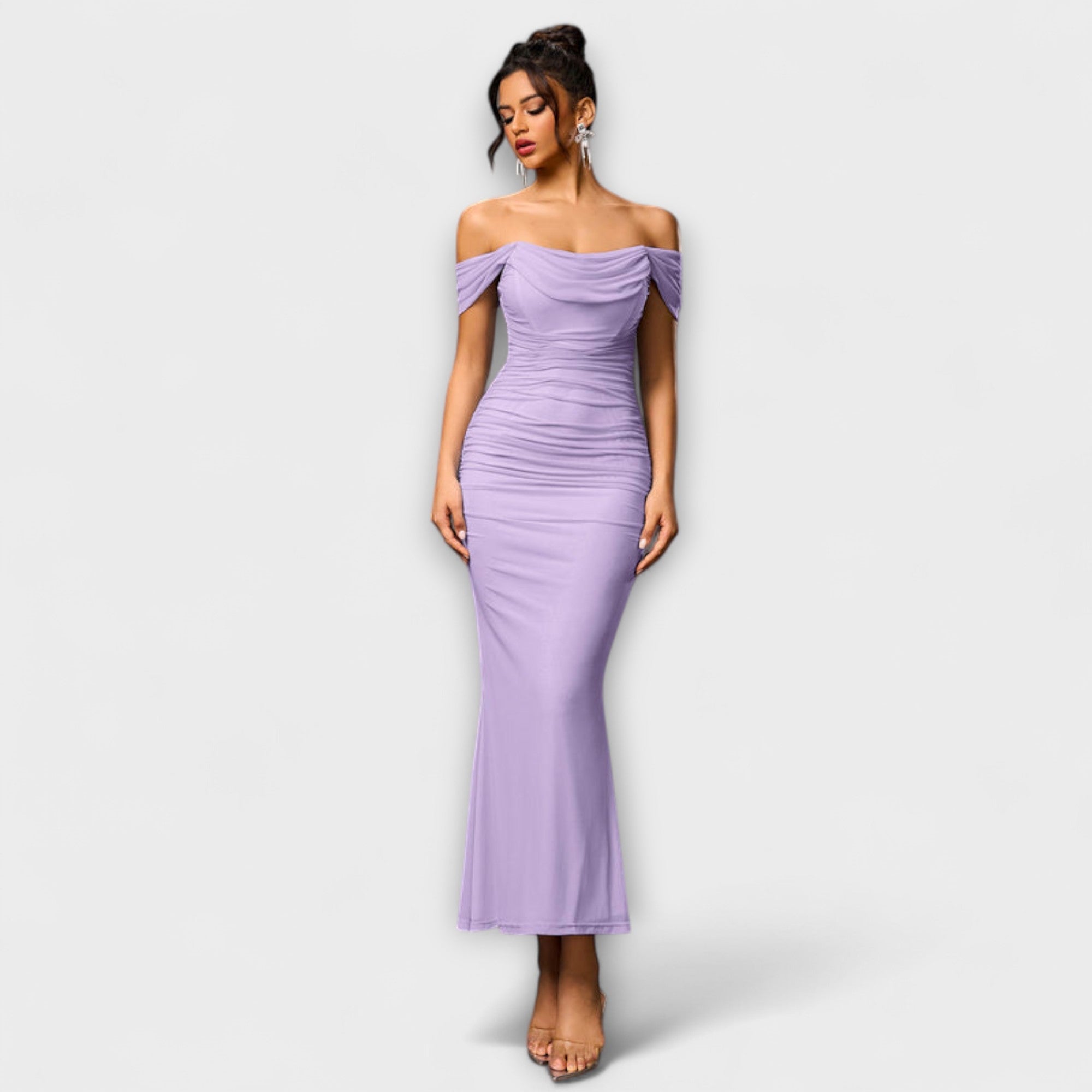 Ione - Olkapäät paljaana oleva bodycon-mekko röyhelöllä