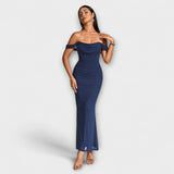 Ione - Olkapäät paljaana oleva bodycon-mekko röyhelöllä