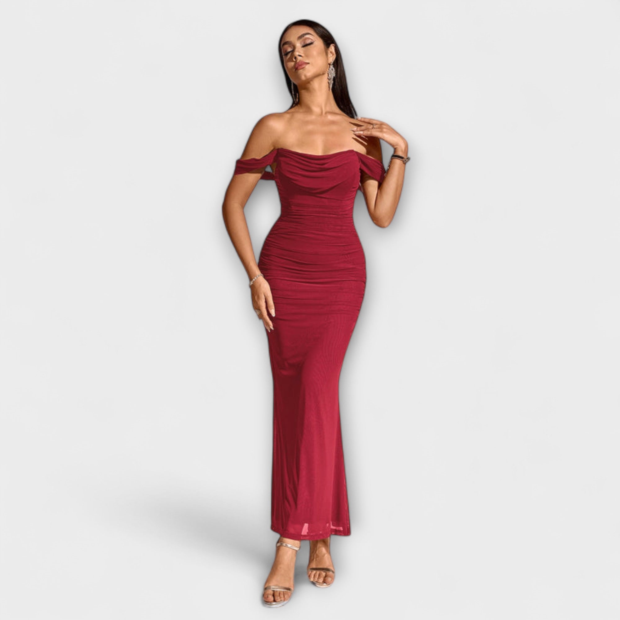 Ione - Olkapäät paljaana oleva bodycon-mekko röyhelöllä