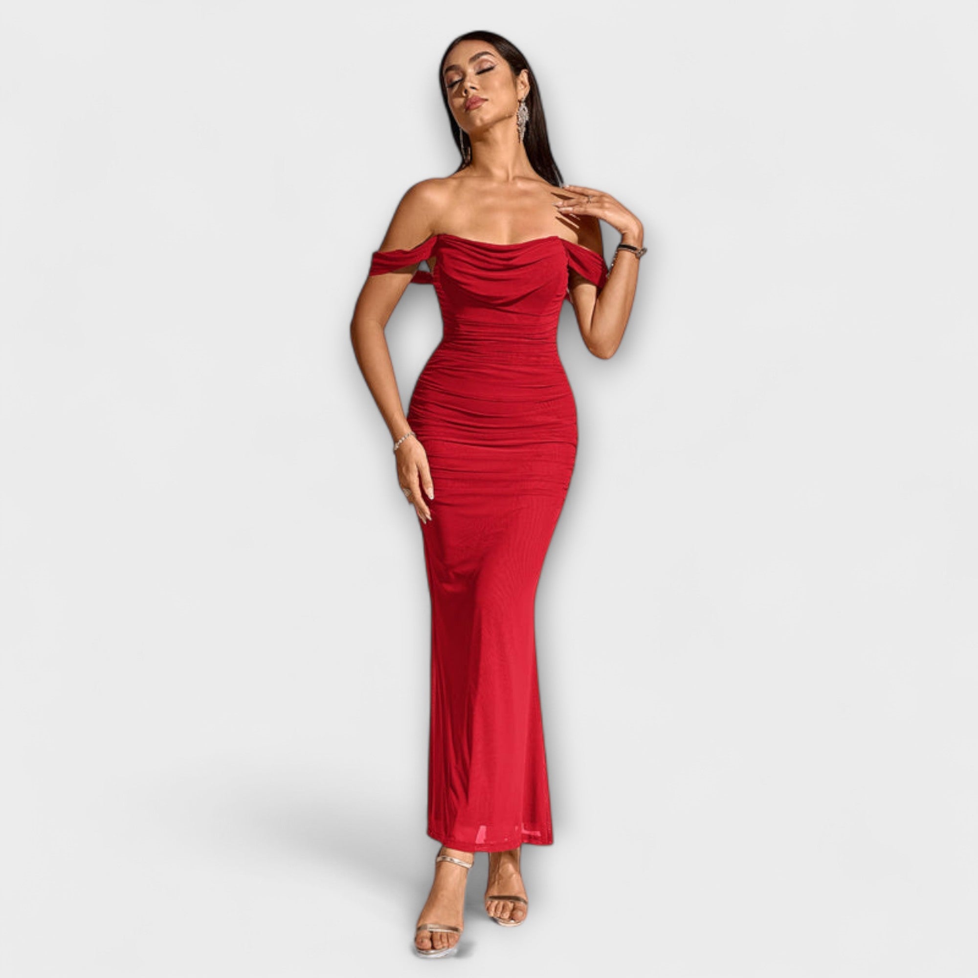 Ione - Olkapäät paljaana oleva bodycon-mekko röyhelöllä