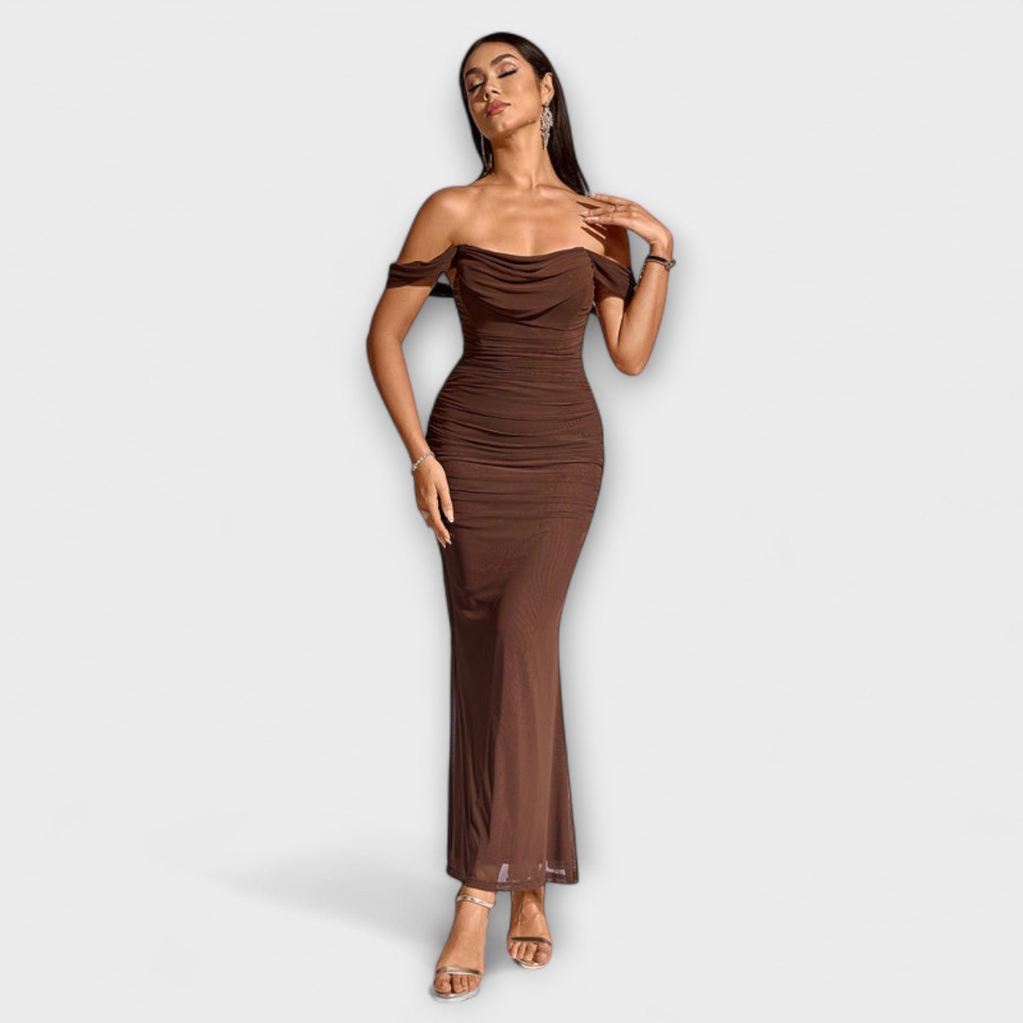 Ione - Olkapäät paljaana oleva bodycon-mekko röyhelöllä
