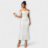 Ione - Olkapäät paljaana oleva bodycon-mekko röyhelöllä