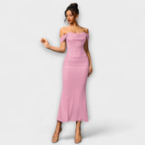 Ione - Olkapäät paljaana oleva bodycon-mekko röyhelöllä