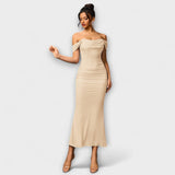 Ione - Olkapäät paljaana oleva bodycon-mekko röyhelöllä