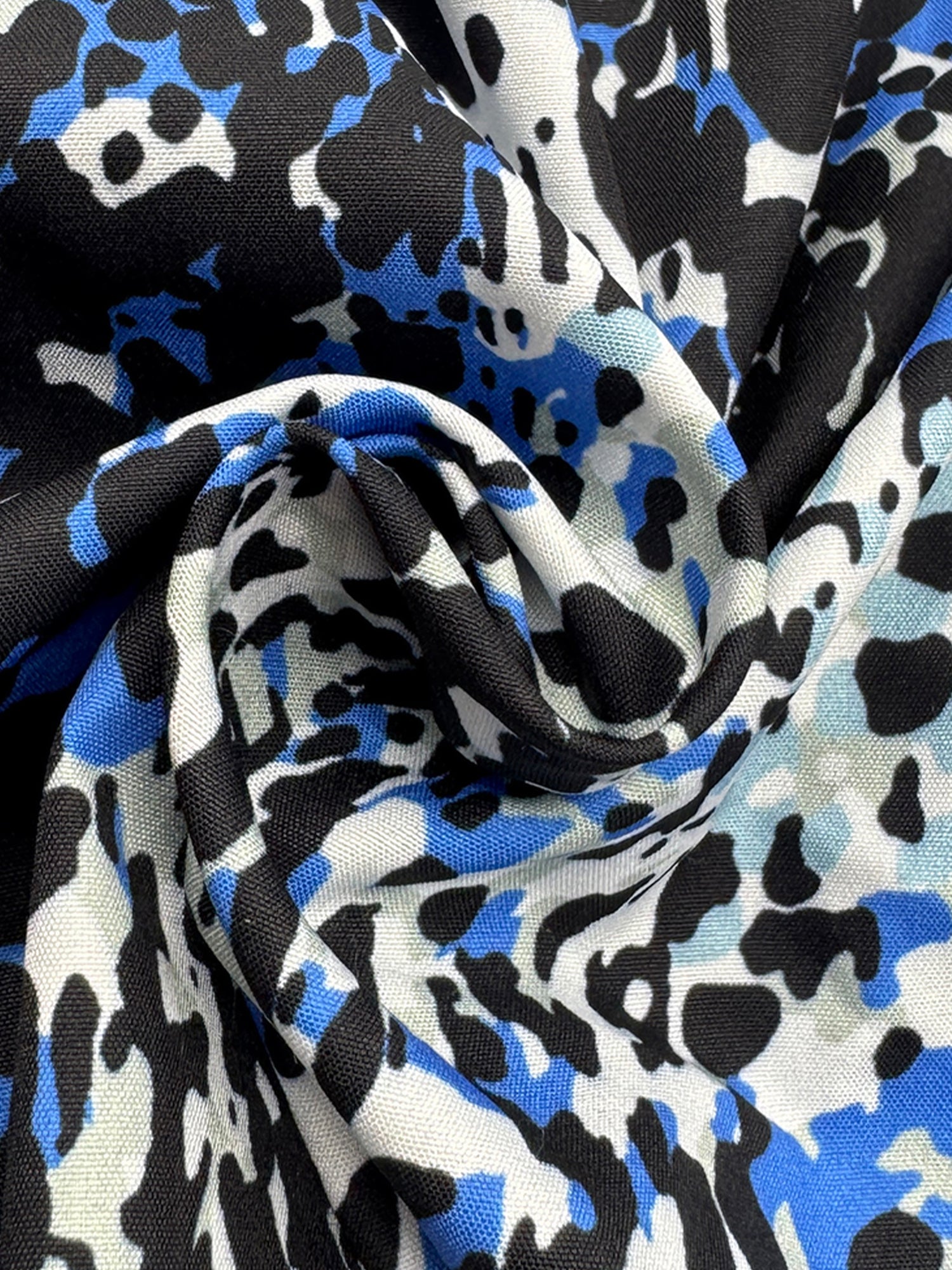 Kuviollinen v-aukkoinen kerrosmekko pitkillä hihoilla