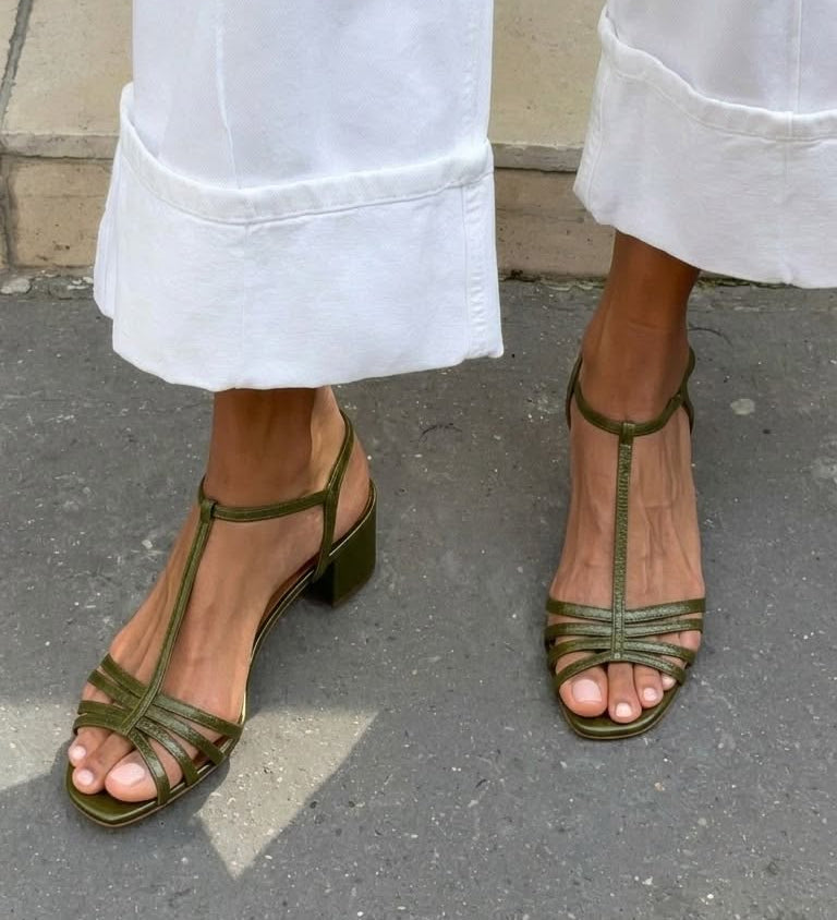 Allegra | Kultaiset sandaalit jokapäiväiseen eleganssiin