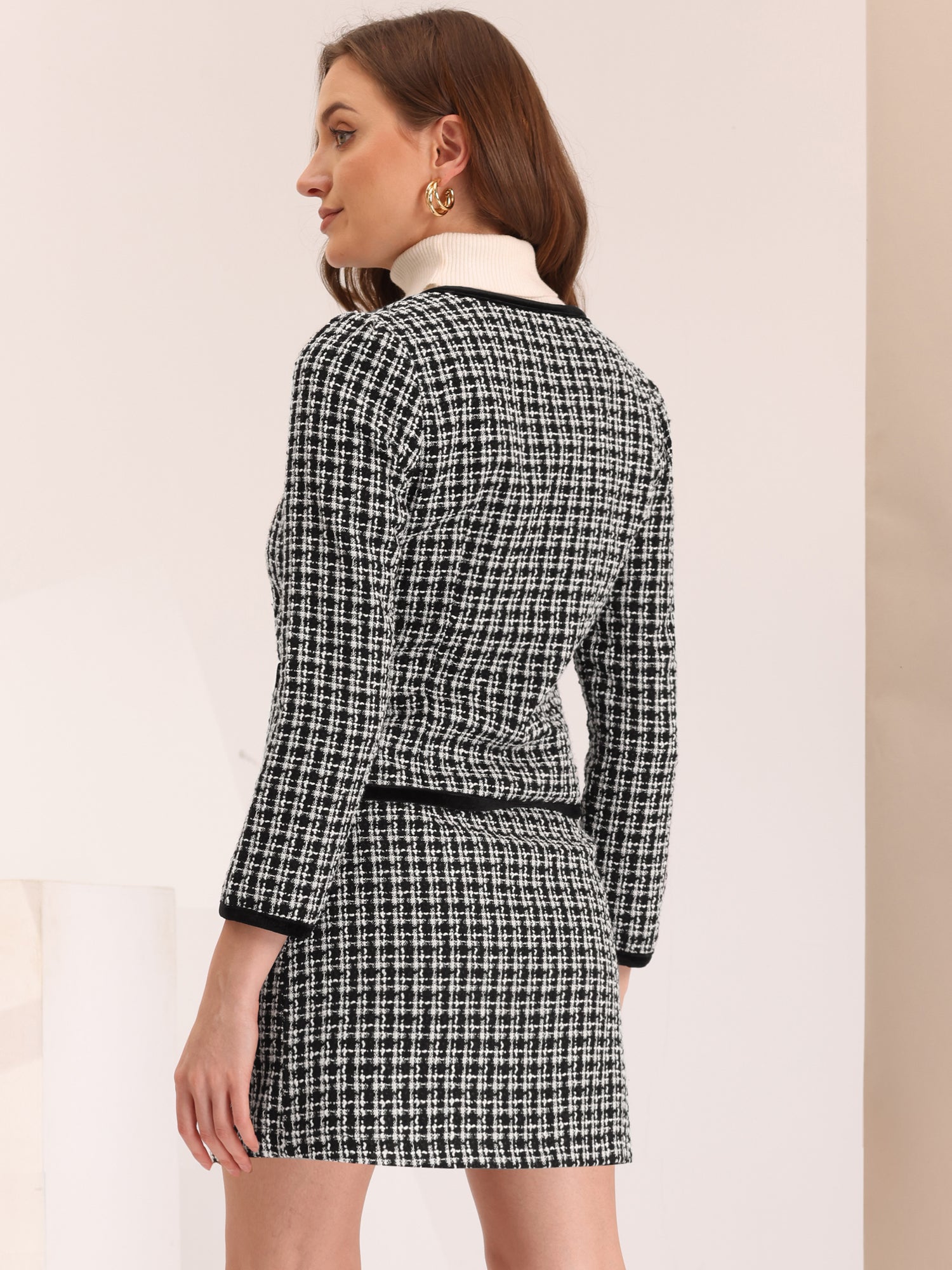 Kahden osan setti: ruudullinen tweed-bleiseri ja minihame