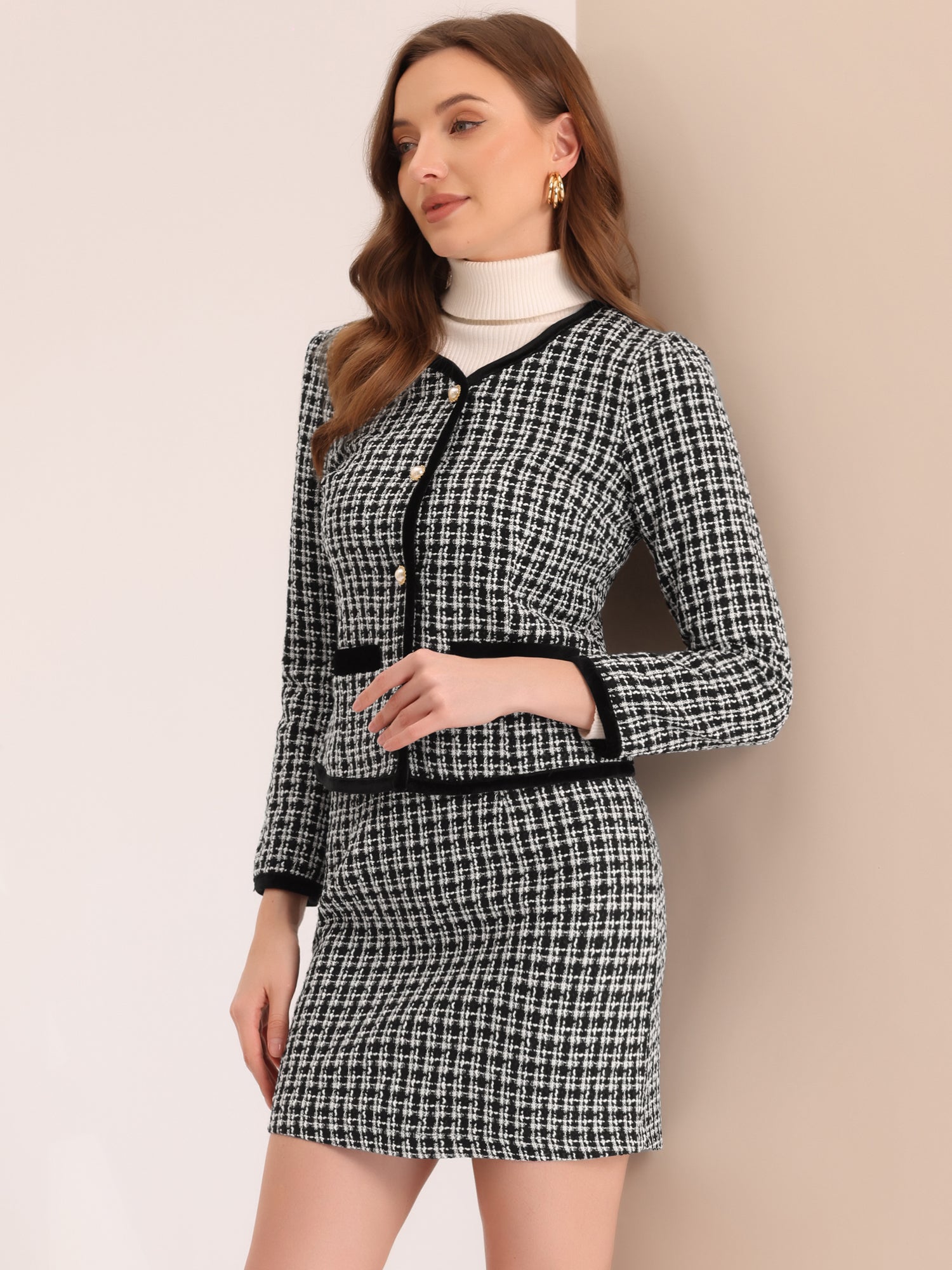Kahden osan setti: ruudullinen tweed-bleiseri ja minihame
