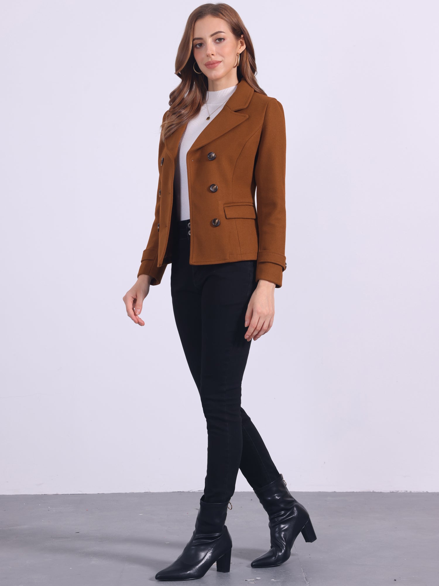 Lyhyt kaksirivinen talvitakki v-aukolla